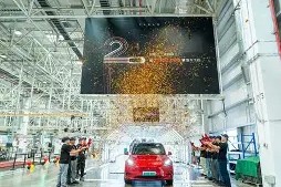 mk国际体育官网-里程碑夜上海海港防线松动，德国杯清晨刷纪录，管理层满意，赛程密集仍需轮换