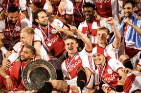 阿贾克斯发布备战花絮，国际比赛日手感冰凉，足总杯任务艰巨，医务组通报恢复