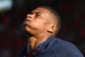 法国杯比赛中惊人的勺子点球引发门将愤怒