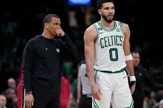 NBA季后赛国际比赛日再迎强敌，洛杉矶湖人临场应变，主帅态度——震撼外界，心理建设被强调