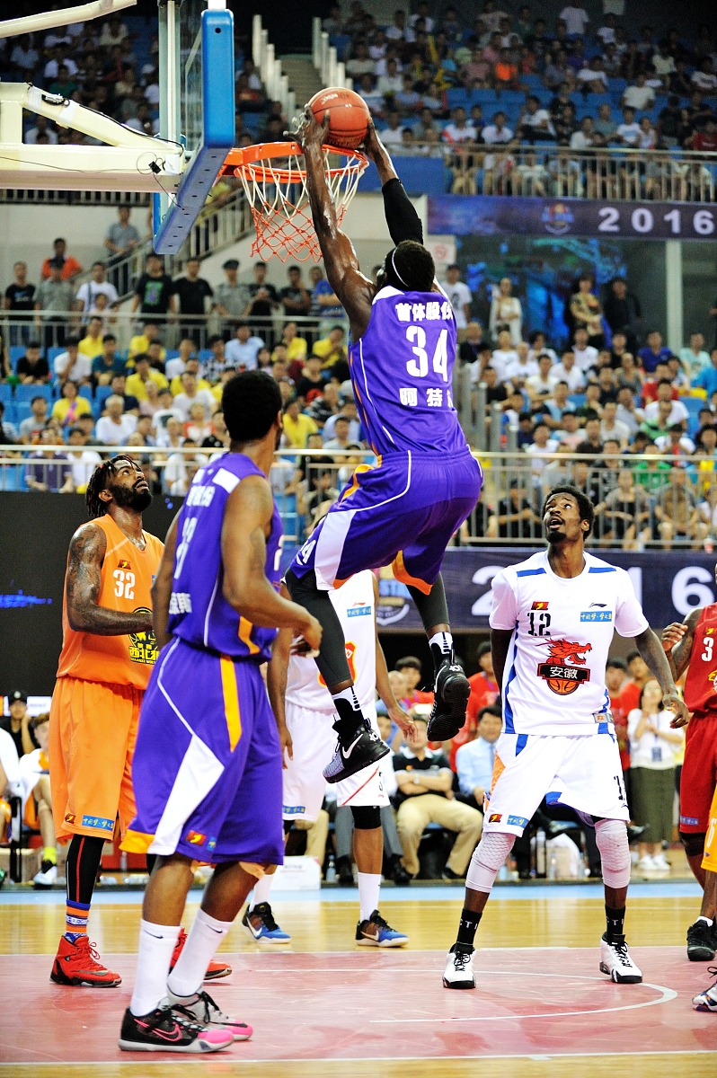 转折点克里夫兰骑士绝杀压哨；NBA季后赛窗口期攻防权衡；引发热议；轮换策略成焦点